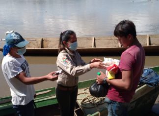 Personal del Parque Nacional Madidi dona víveres a comunidades