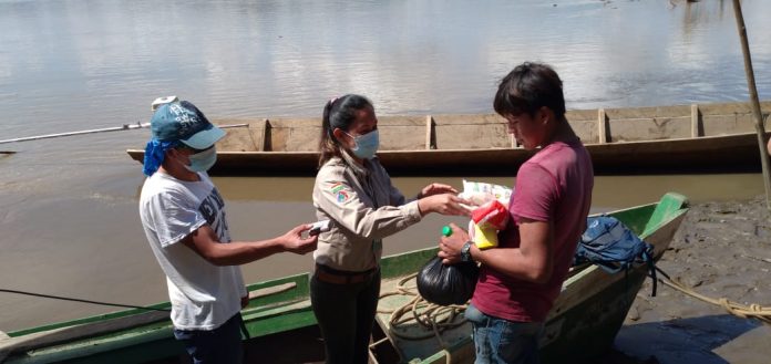 Personal del Parque Nacional Madidi dona víveres a comunidades