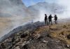 Guardaparques apagando el incendio de Cotapata