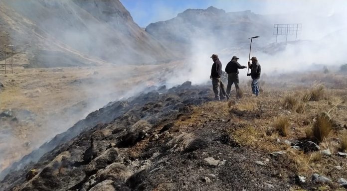 Guardaparques apagando el incendio de Cotapata