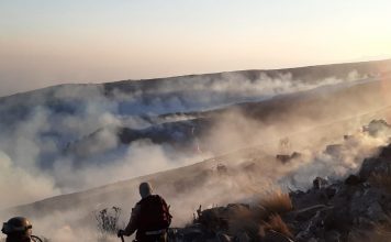 Guardaparques sofocando incendios en Tunari