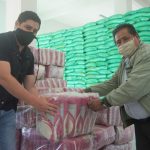 Maikol Melgar, Director ejecutivo de SERNAP, y Cerafín Carvajal, representante de Granos de Oro Alimentos.