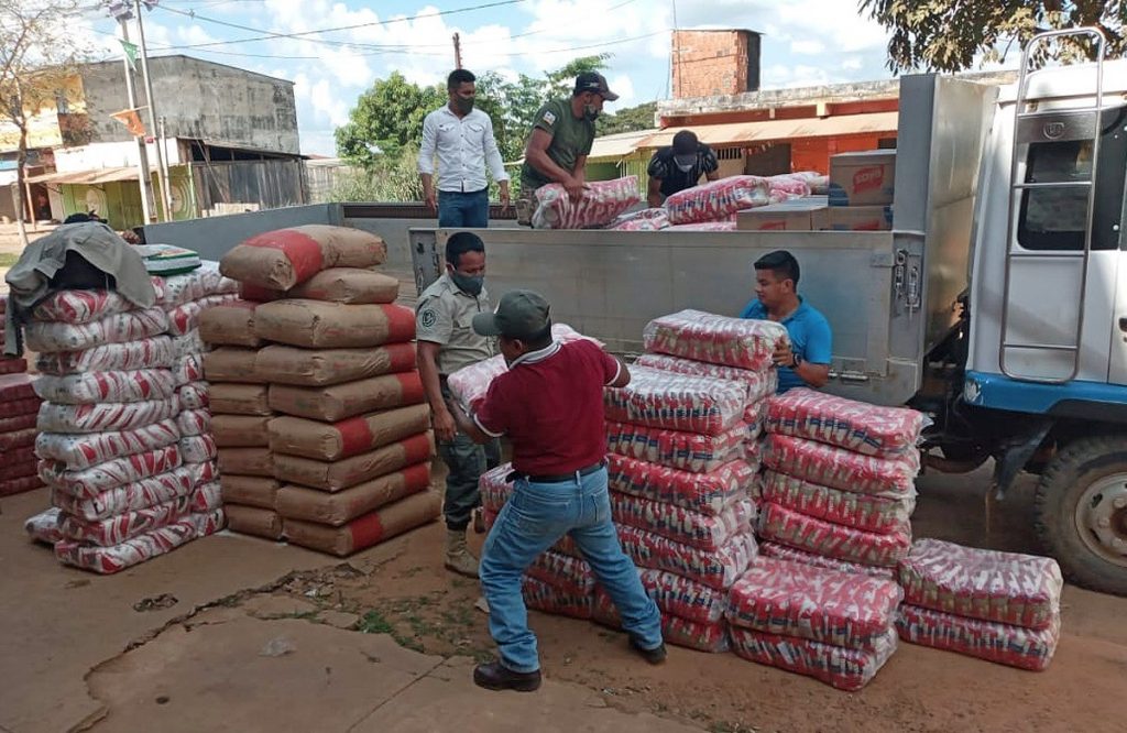Entrega de alimentos a comunidades