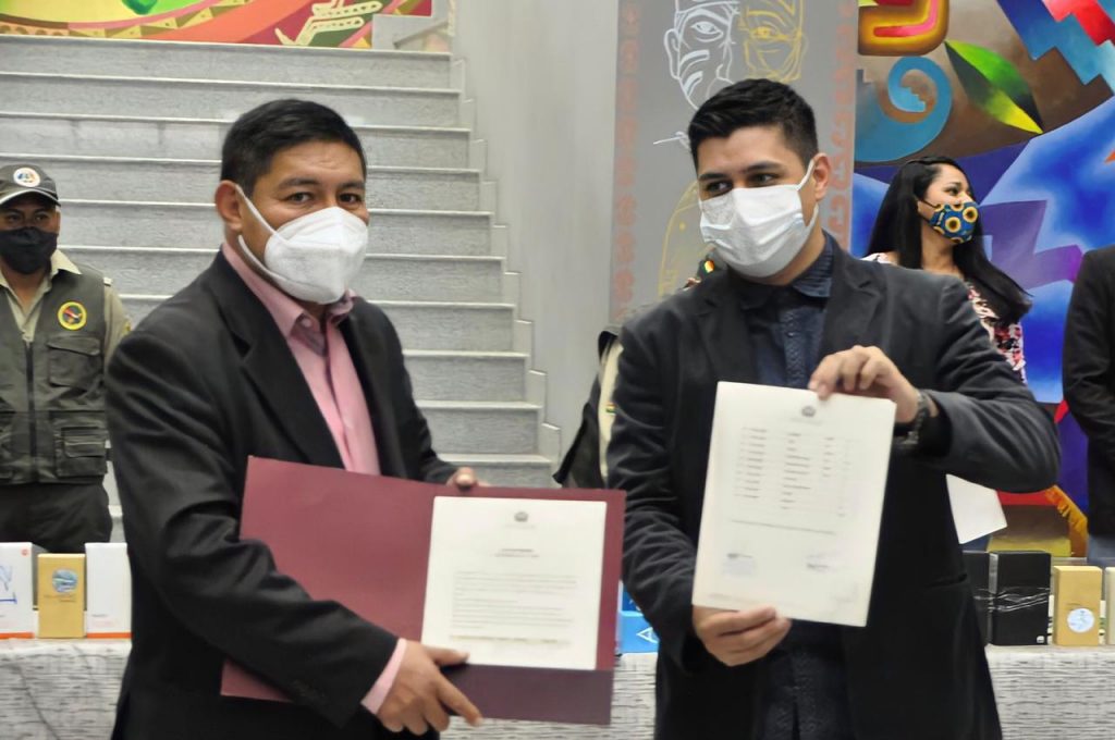 Entrega de celulares para la protección de las áreas protegidas